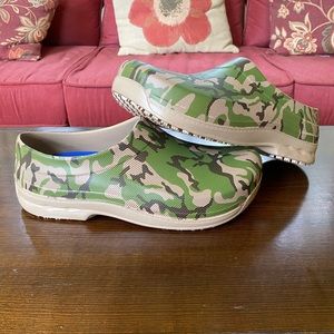 Camo work clogs